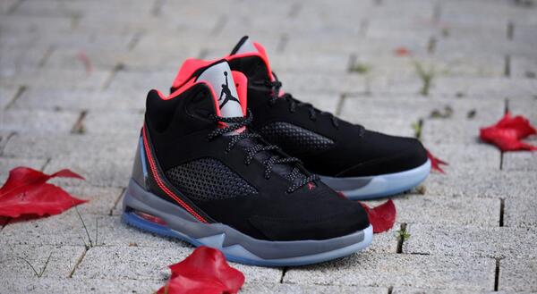 Jordan max aura hotsell black infrared 23